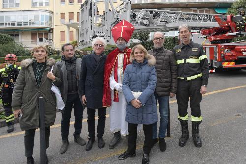 Il vicegovernatore Riccardo Riccardi assieme ai Vigili del Fuoco e la dirigenza del Burlo Garofolo